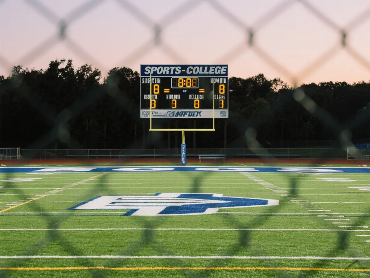 赛场氛围与比分看板示意图